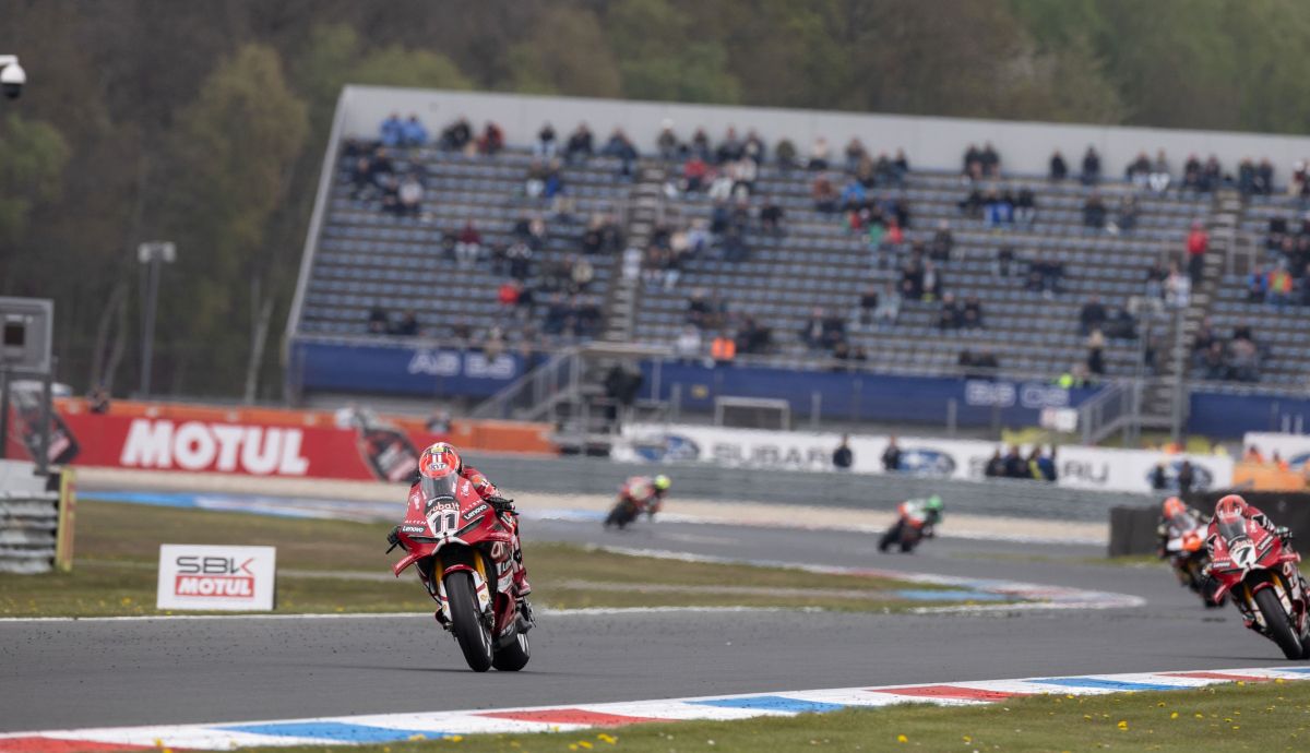 Nicolò Bulega vence a Iker Lecuona en Assen y Sam Lowes completa el triplete de Ducati