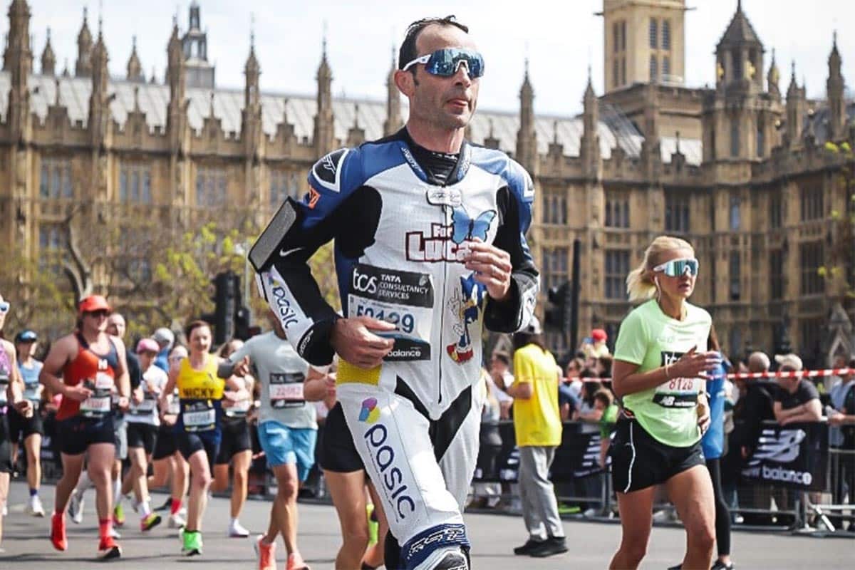 ¡Por Luca! Guintoli logra completar la Maratón de Londres con su mono para recaudar fondos contra el cáncer
