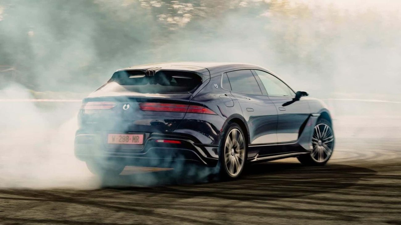 Tres motores y eje trasero direccional, para aparcar en lugares imposibles