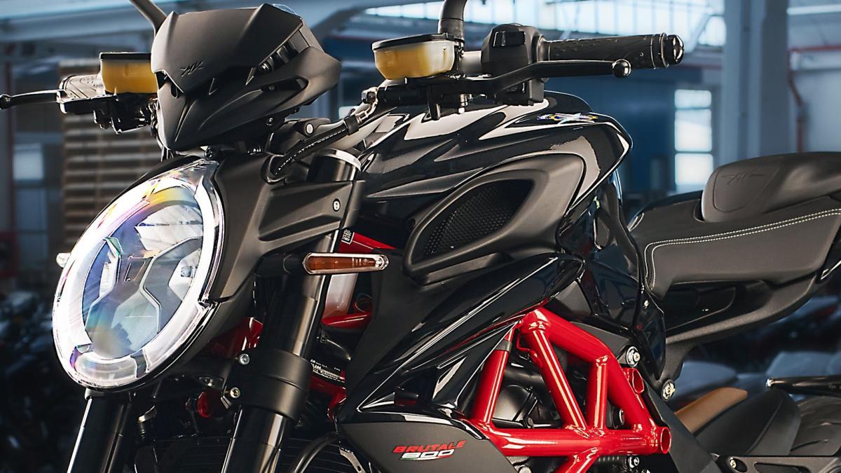 La moto naked premium tricilíndrica se viste de negro carbono y a un precio interesante