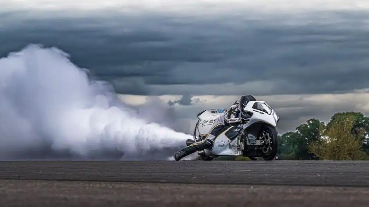 La moto que acelera como un cohete (literalmente) propulsada por ¡vapor de agua!