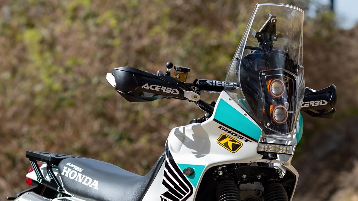 Número 41: la Honda trail de raids como ninguna, y no parece que sea una antigua Dominator de los 90