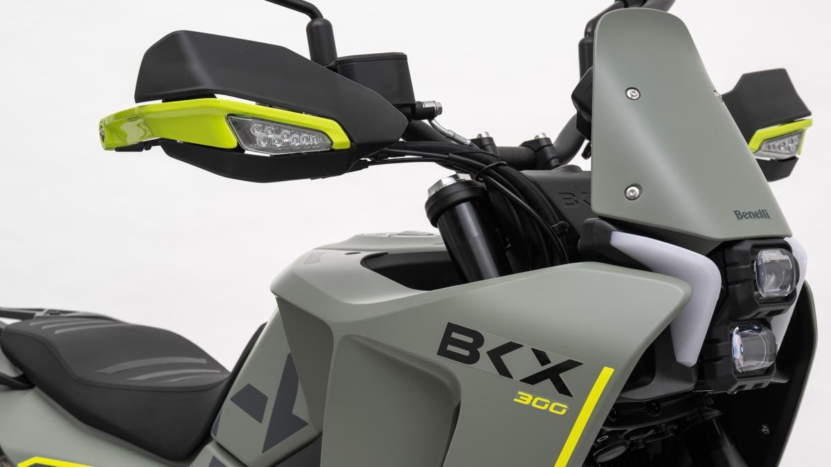 Llega la moto trail A2 futurista a precio interesante y en dos versiones, la Benelli BKX 300