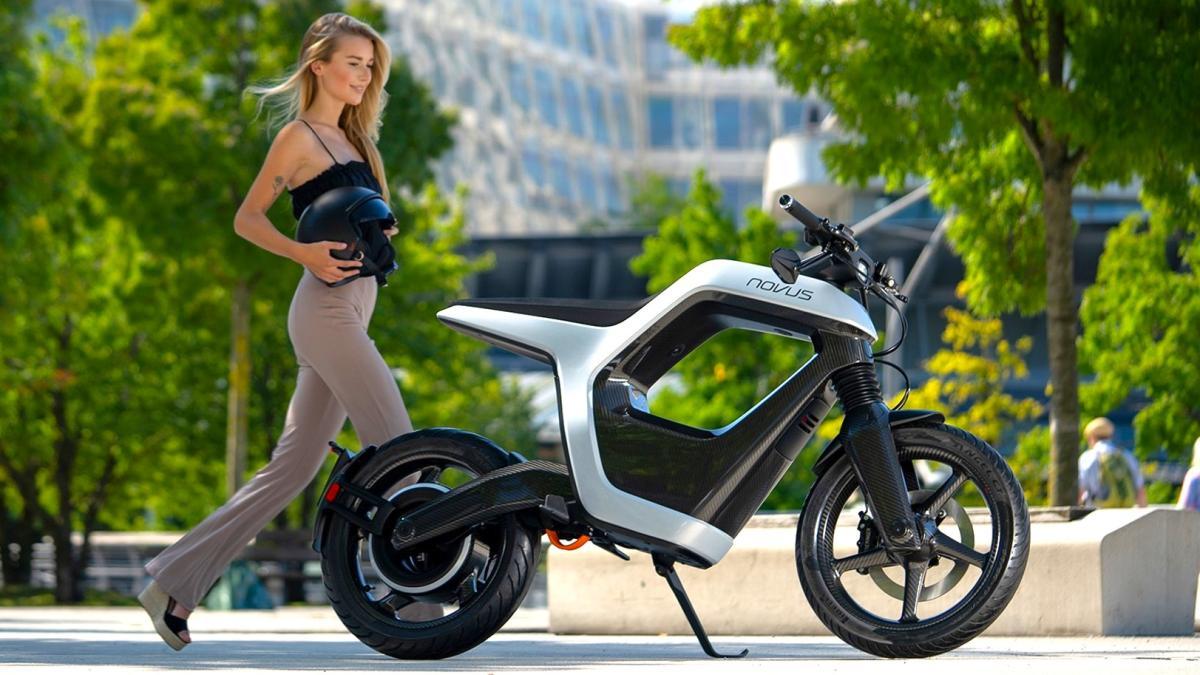 Llega la moto premium ultraligera, futurista y carísima para el carnet de coche, que acelera como un cohete y cuesta 24.500 euros