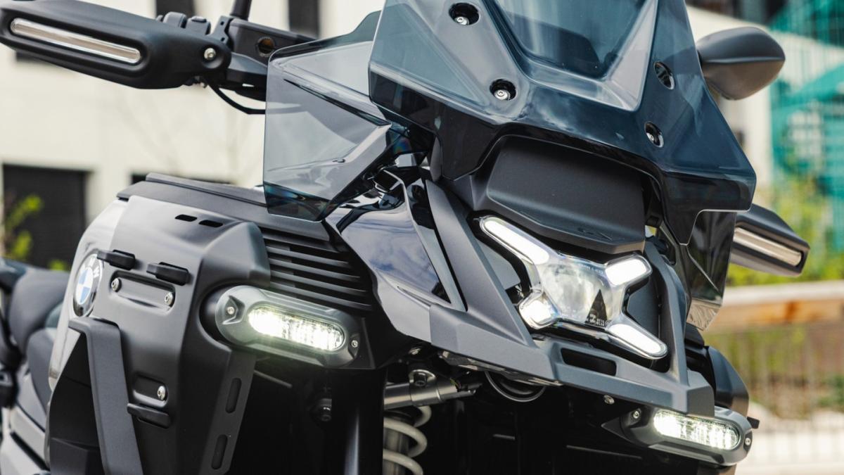 BMW R 1300 GS Adventure Dark Edition: la moto maxitrail que activa tu lado oscuro
