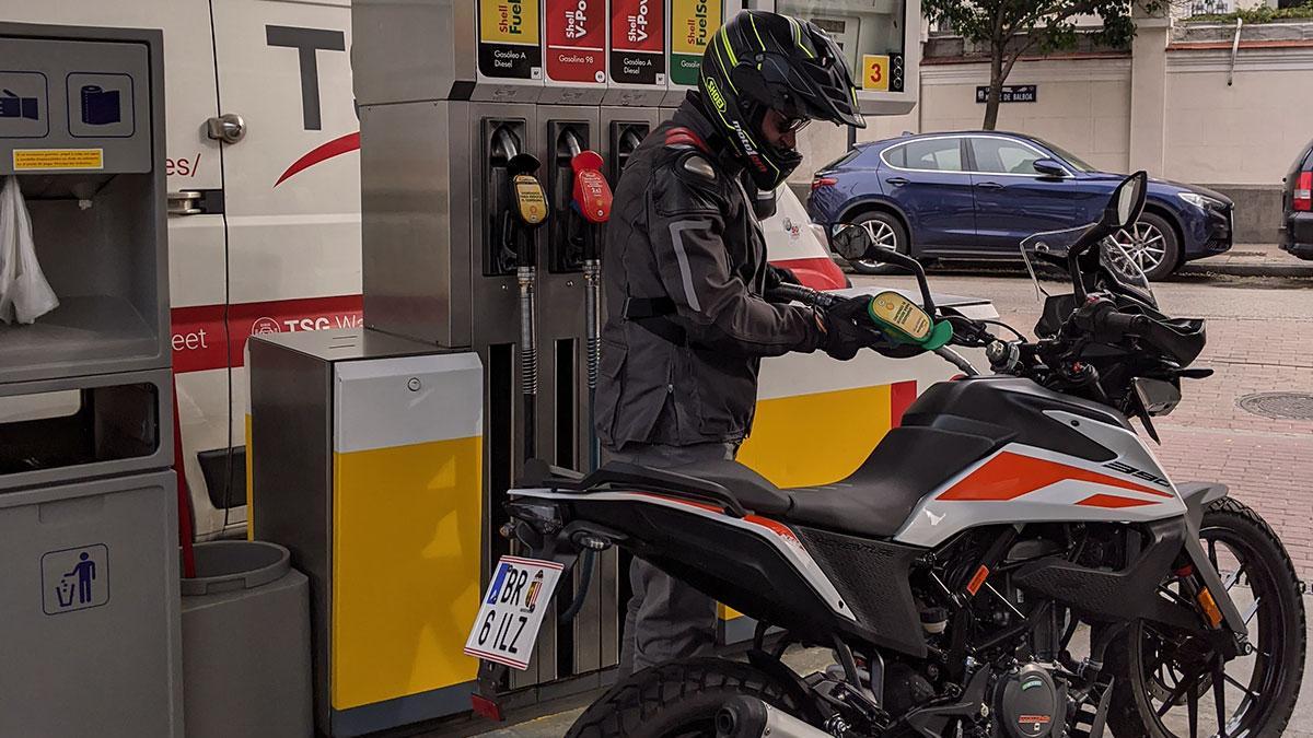 Multado con 100 euros por echar gasolina a la moto, pagar y marcharse: la Guardia Civil avisa de la sanción