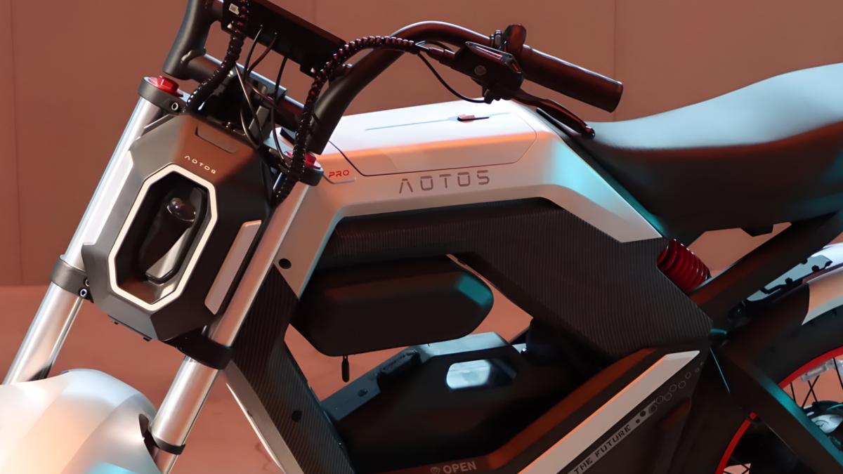 Una bici-moto futurista que hace caballitos automáticos pulsando un botón y es muy barata, la Aotos Flux X26