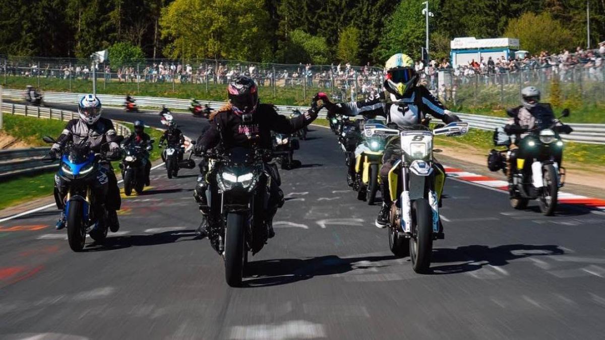 Los motoristas piden gozar del Nürburgring en igualdad de condiciones: 46.000 motos lo reivindican 'in situ' en una jornada histórica