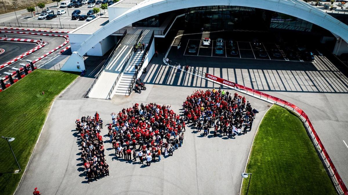 Del asfalto de Tokio al puerto de Barcelona: la legión de Ducatisti que ha teñido de rojo el planeta para celebrar un siglo de historia