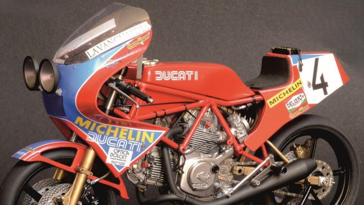 Las motos de competición en miniatura hechas a mano que parecen 100% reales, obras de arte