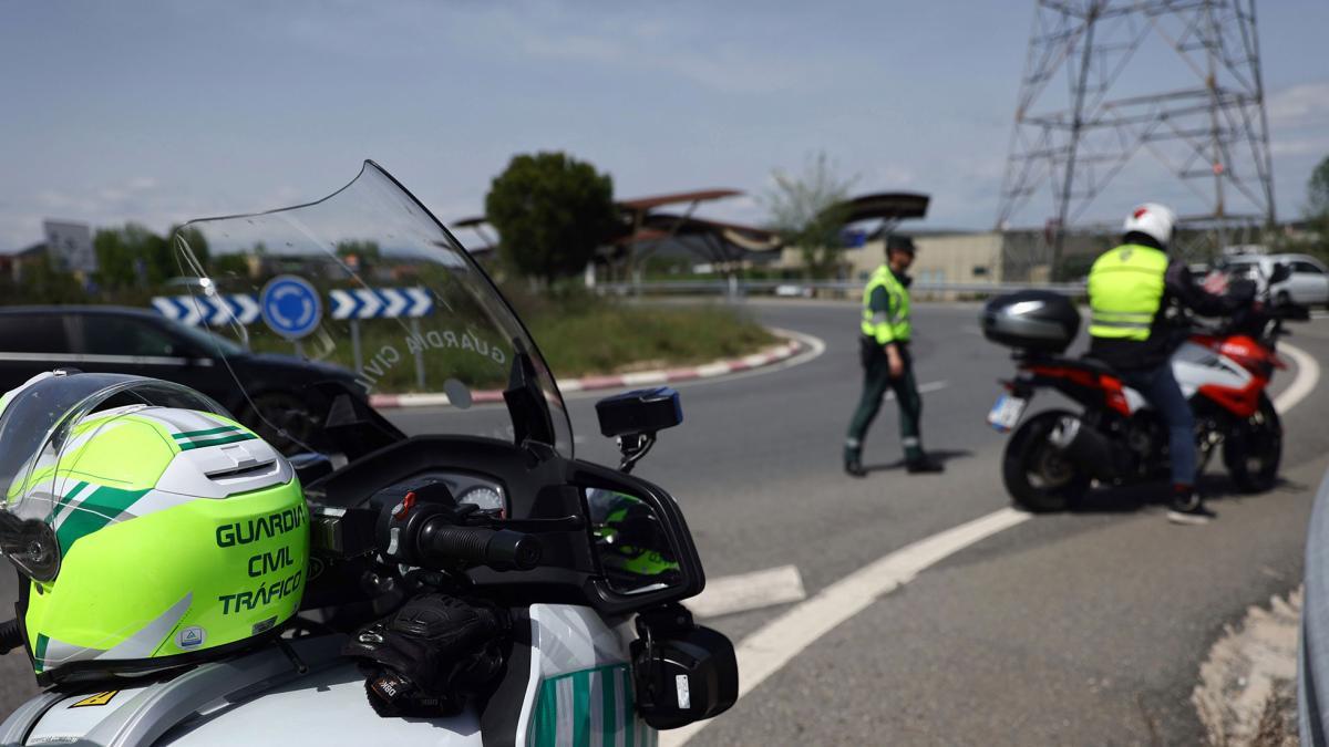 Multado con 200 euros un motorista en autovía pese a circular correctamente: la Guardia Civil alerta por este detalle de la ITV