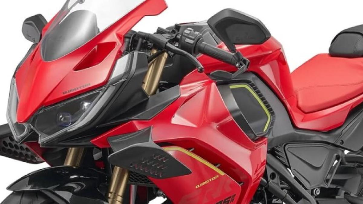 No, esta moto hiperdeportiva con enormes alerones no es una 1000 de 220 CV: tiene 15 CV y se conduce con el carné de coche
