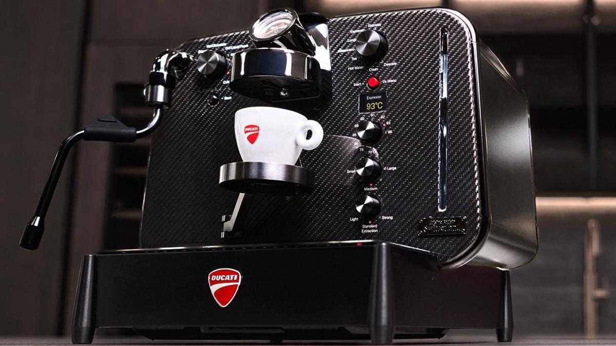 ¿Qué puede ser más italiano que un ‘expresso’ en una cafetera Ducati (de fibra de carbono, para más señas)?