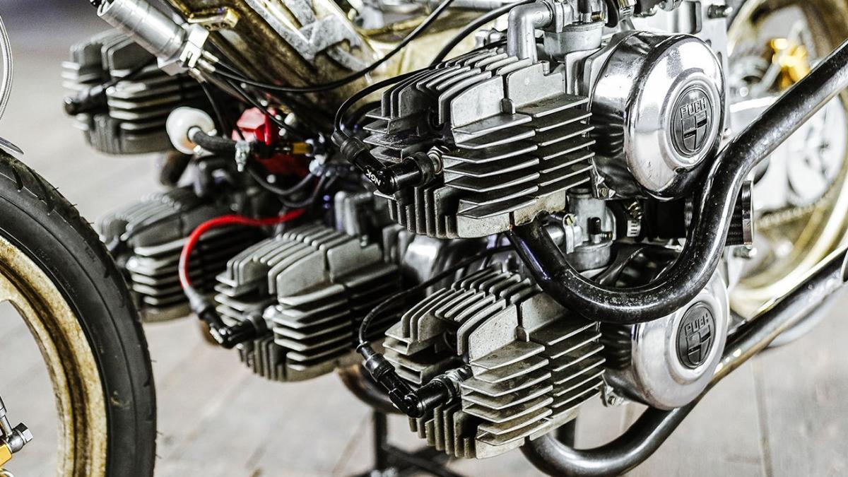 Un sencillo ciclomotor convertido en una moto de locura con 5 cilindros y piezas de competición