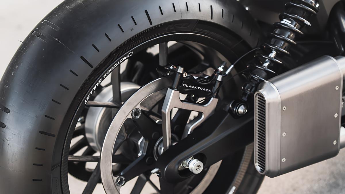 La café racer futurista que nace de una moto custom y una marca de relojes premium