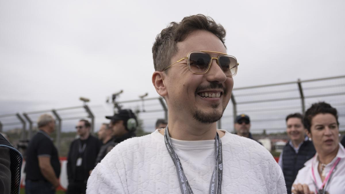 Jorge Lorenzo: "Me saqué el carnet de moto con 23 años; a esa edad ya había ganado mi primer Mundial de MotoGP. Tuve el capricho de comprarme una Harley-Davidson; la utilicé diez minutos y nunca más he ido en moto por la calle. En el examen me vi muy débil"