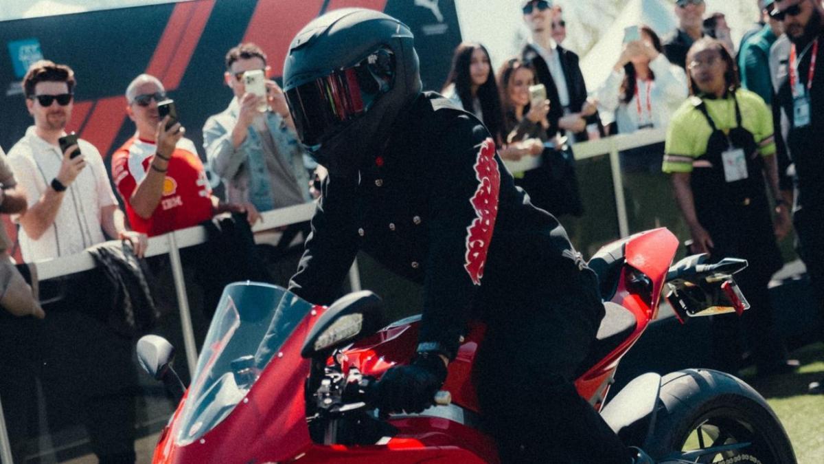 Lewis Hamilton repite amuleto en Canadá: llega en una moto que roza los 40.000 euros
