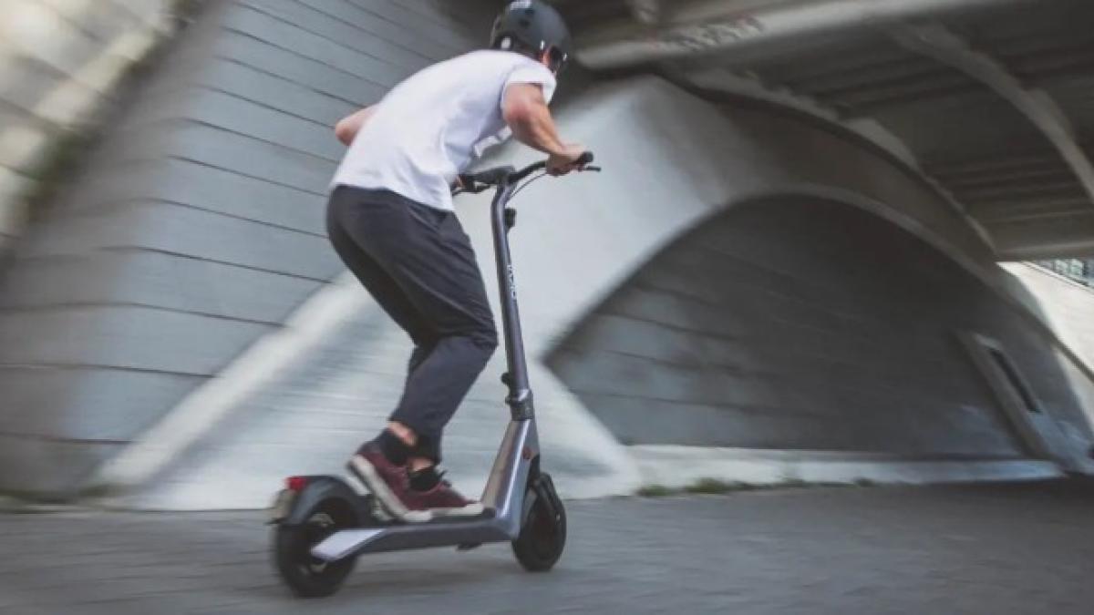 ¡Un patinete, cazado a más de 100 km/h!