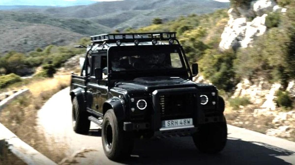 El fabricante español de motos eléctricas que subasta un Land Rover Defender eléctrico... ¿qué nos quiere decir?