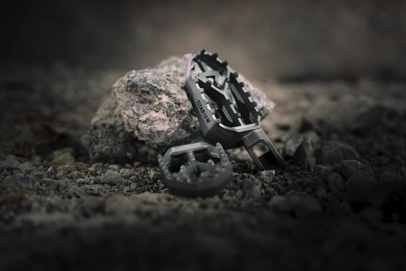 Adventure Footpeg Set: Akrapovič amplio su catálogo de accesorios con sus nuevos reposapiés para motos de aventura