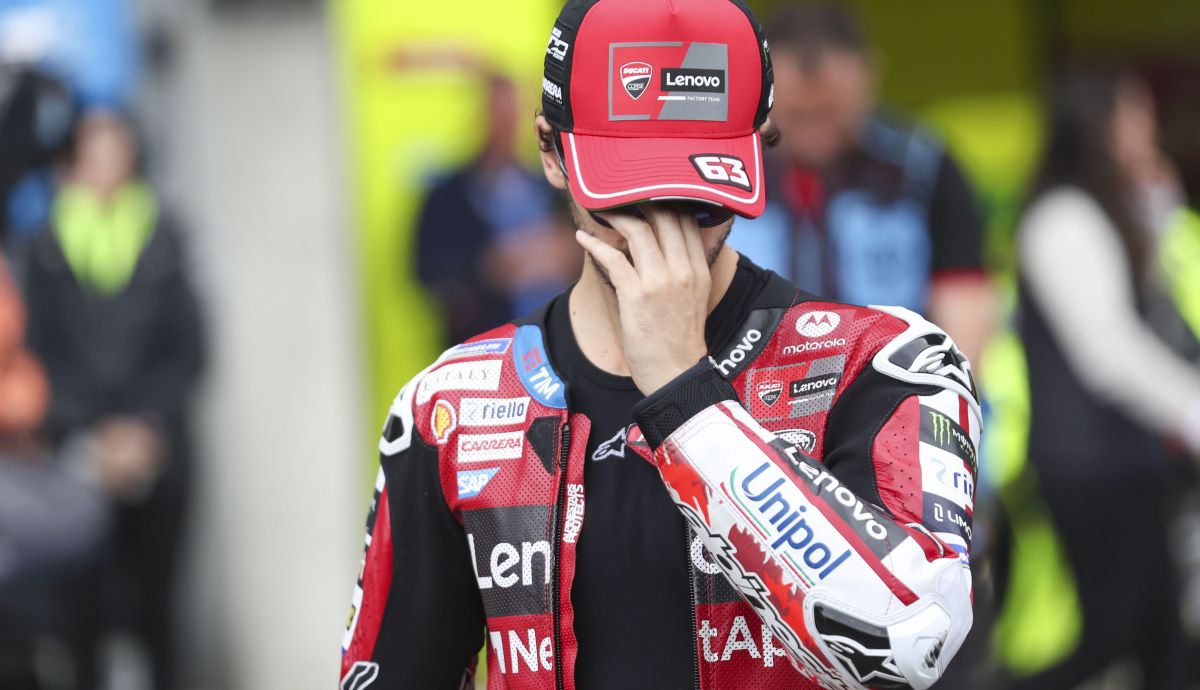El increíble enfado de Pecco Bagnaia tras caer en Le Mans ¡Se fue dando patadas a todo!