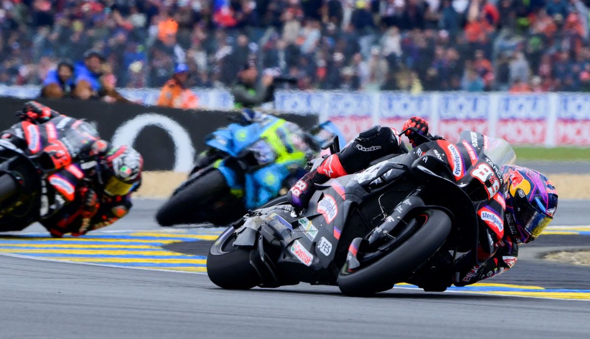 Jorge Martín gana a Bezzecchi y Ogura en triplete de Aprilia