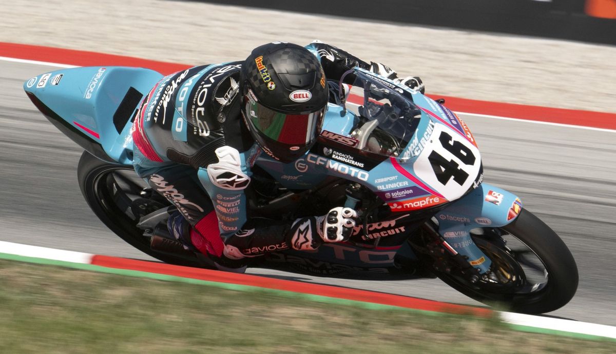 Álvaro Lucas gana la primera carrera de la Moto4 European Cup con remontada épica
