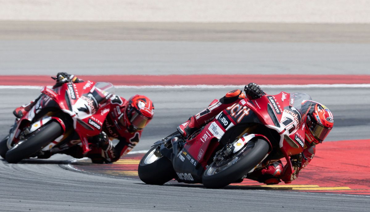 Nicolò Bulega frena a Iker Lecuona para ganar en Motorland