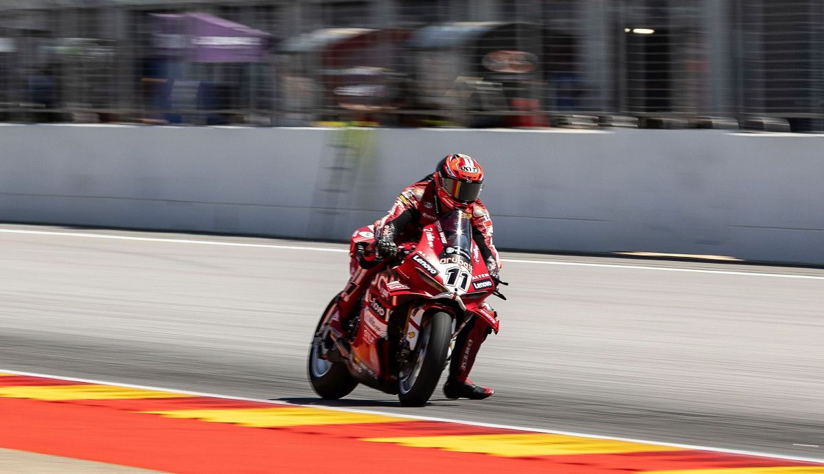 Nicolò Bulega se pasea en Motorland y ya suma 20 victorias consecutivas en Superbike