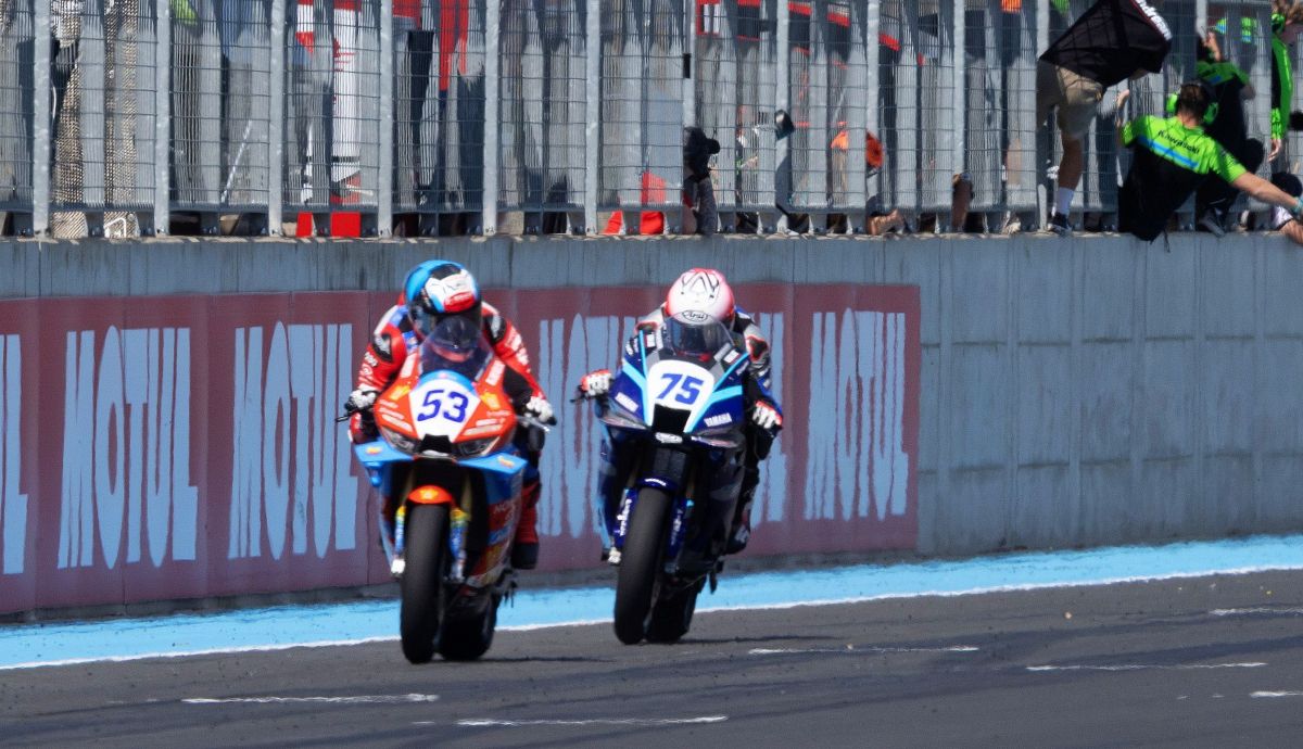 Valentin Debise pesca en río revuelto y Albert Arenas es nuevo líder de Supersport