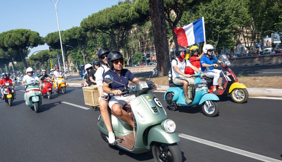 Más de 25.000 Vespas recorren Roma para celebrar el 80 an...
