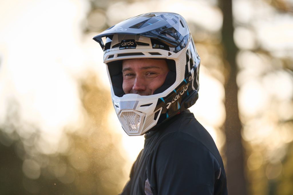 Cardo presenta Venture, un casco off road con sistema de comunicación integrado