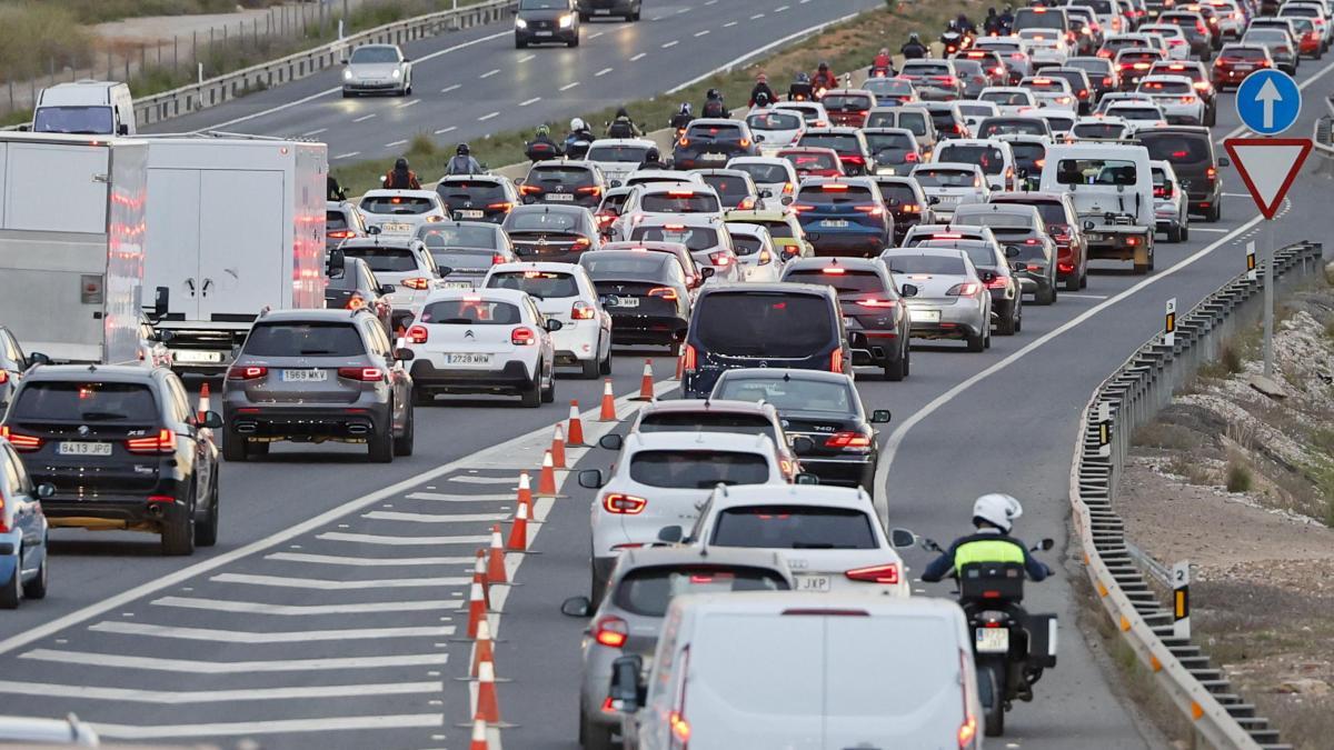 Legal en España, prohibido en Catalunya: el SCT no aplicará la nueva norma de la DGT que permite a las motos circular por el arcén en caso de atasco