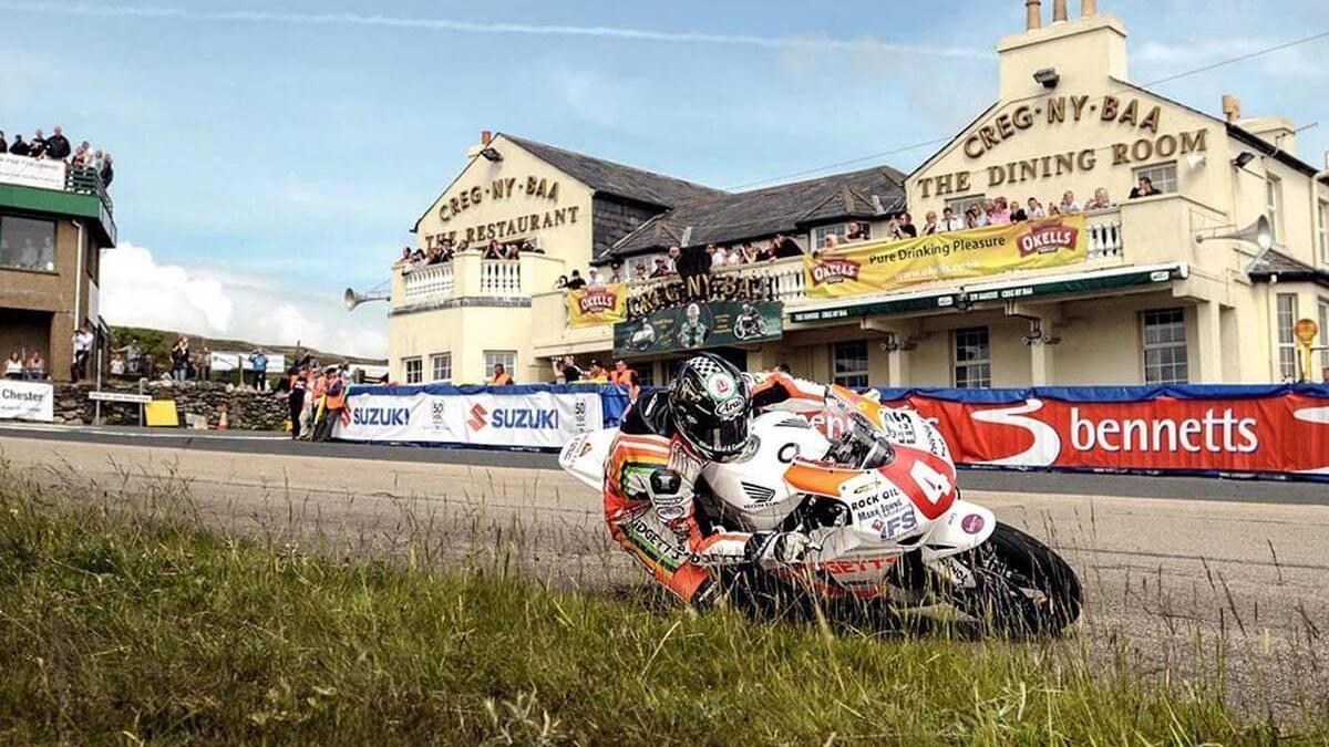 Si eres un loco de las motos, el viaje de tu vida al TT de la Isla de Man puede estar a 11 euros de distancia