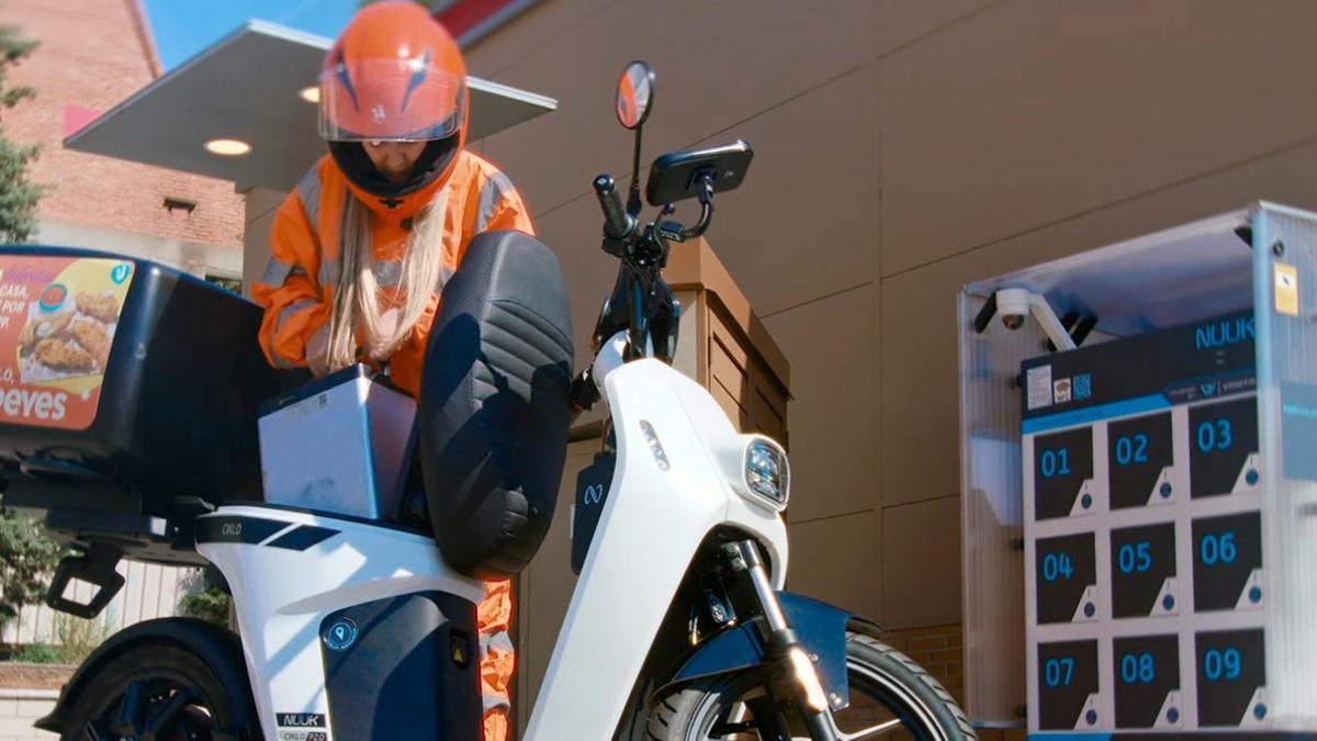 Batería cargada en 1 minuto: la empresa española NUUK estrena los quioscos de intercambio de baterías