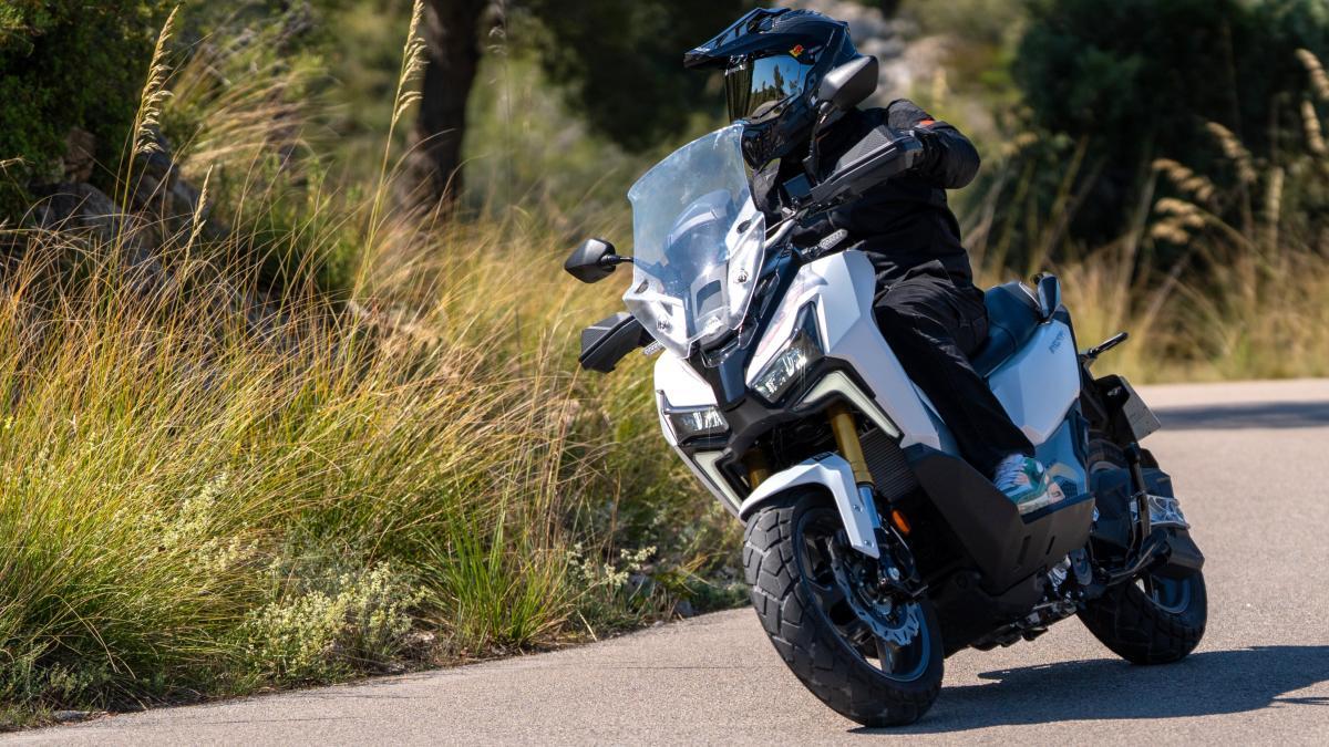 SYM ADXTG 400: El scooter trail que quiere ser moto… y casi lo consigue