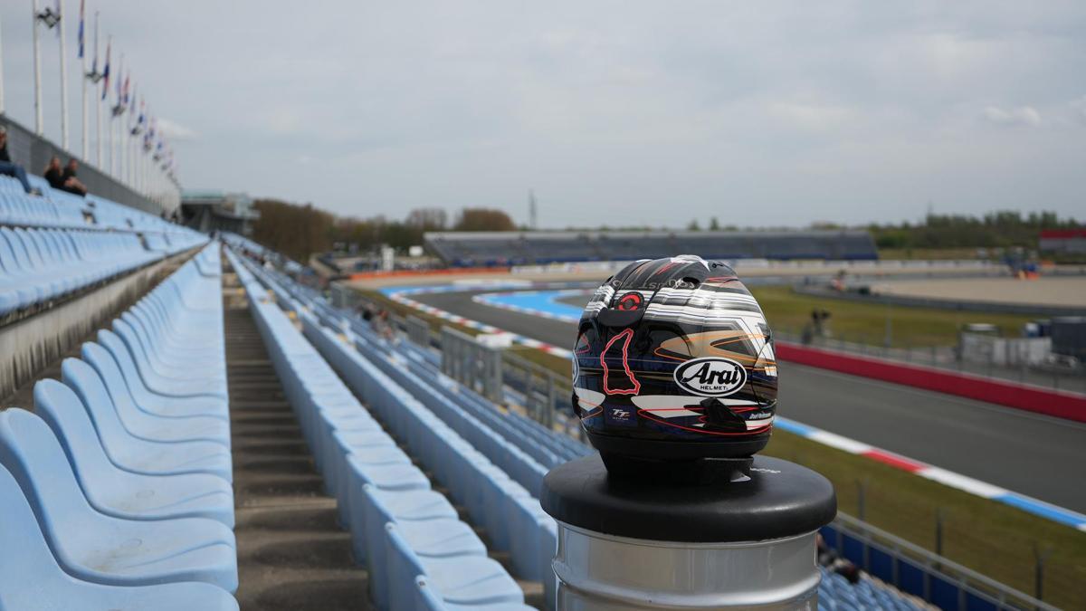 Para los que se emocionan al escuchar nombres como Mountain Course o Michael Dunlop: Arai desvela su última pieza de coleccionista, inspirada en el TT