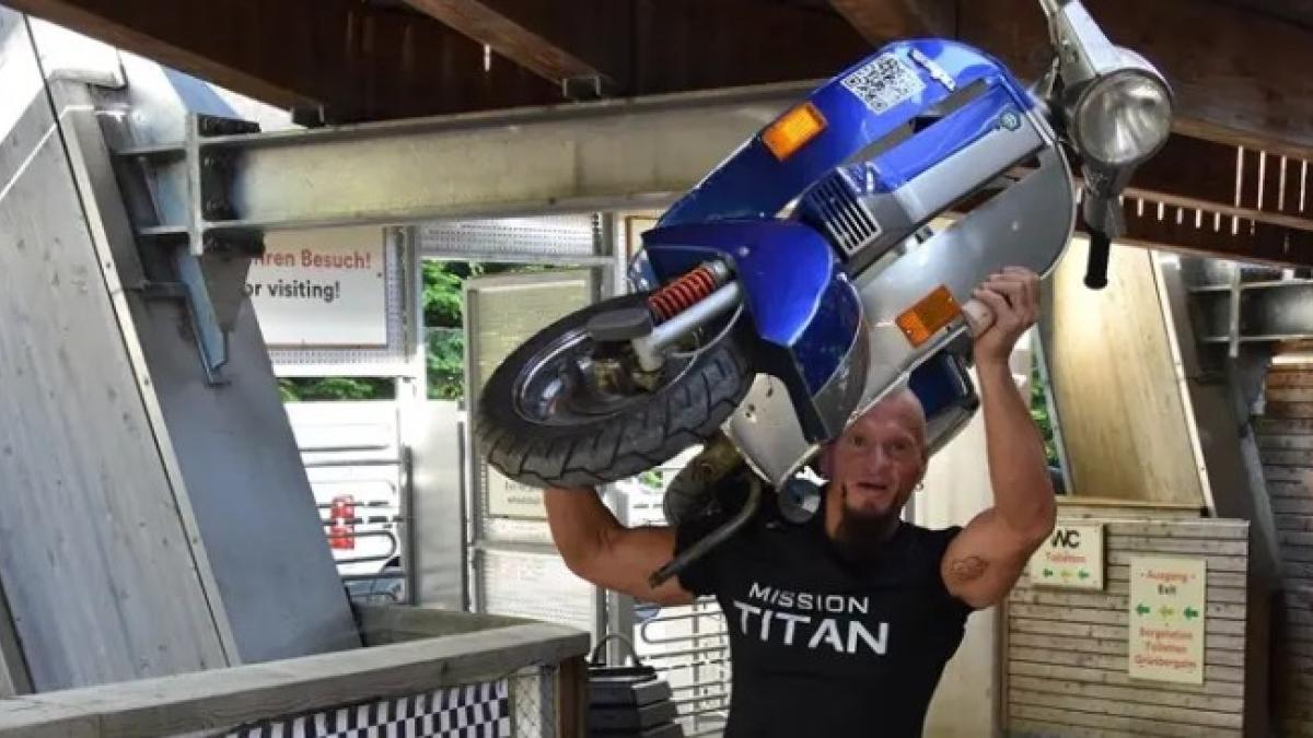 Sube una torre de casi 40 metros con una Vespa a hombros para celebrar el 80º aniversario del mítico scooter
