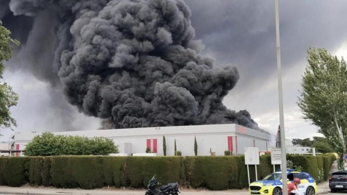 ¡Incendio en la planta de Montesa-Honda de Santa Perpètua de Mogoda!