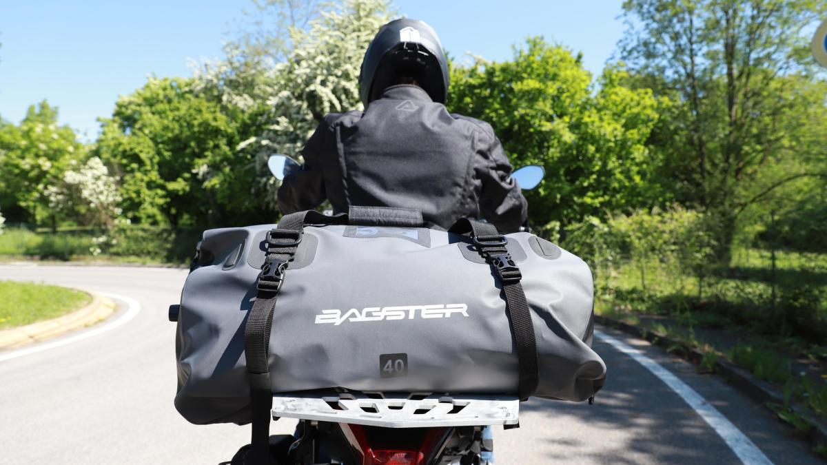 Hay dos tipos de motoristas: Los que llegan a su destino con el equipaje empapado y los que van preparados para las repentinas tormentas de verano. Y tú, ¿de quién eres?