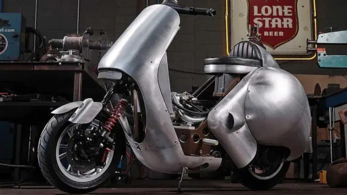 La Vespa Turbo que parece salida de una película postapocalíptica y que seguramente era innecesaria, pero que es impresionante