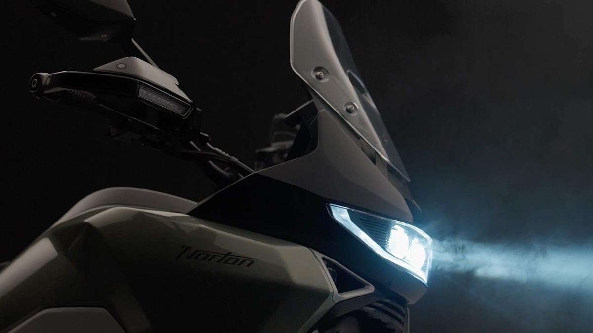 Llega la nueva trail bicilíndrica premium super equipada y con pantalla TFT gigante y táctil