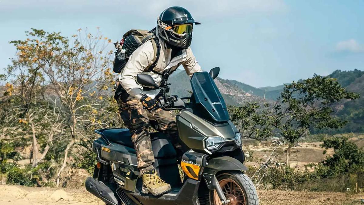 El scooter todoterreno low cost para el carnet de coche cargado de equipamiento que te dice hasta el tiempo que va a hacer