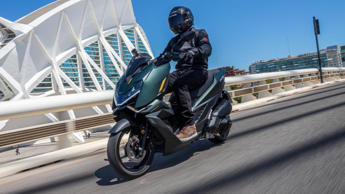 Prueba del Zontes 125X: el scooter urbano que quiere saltarse las reglas