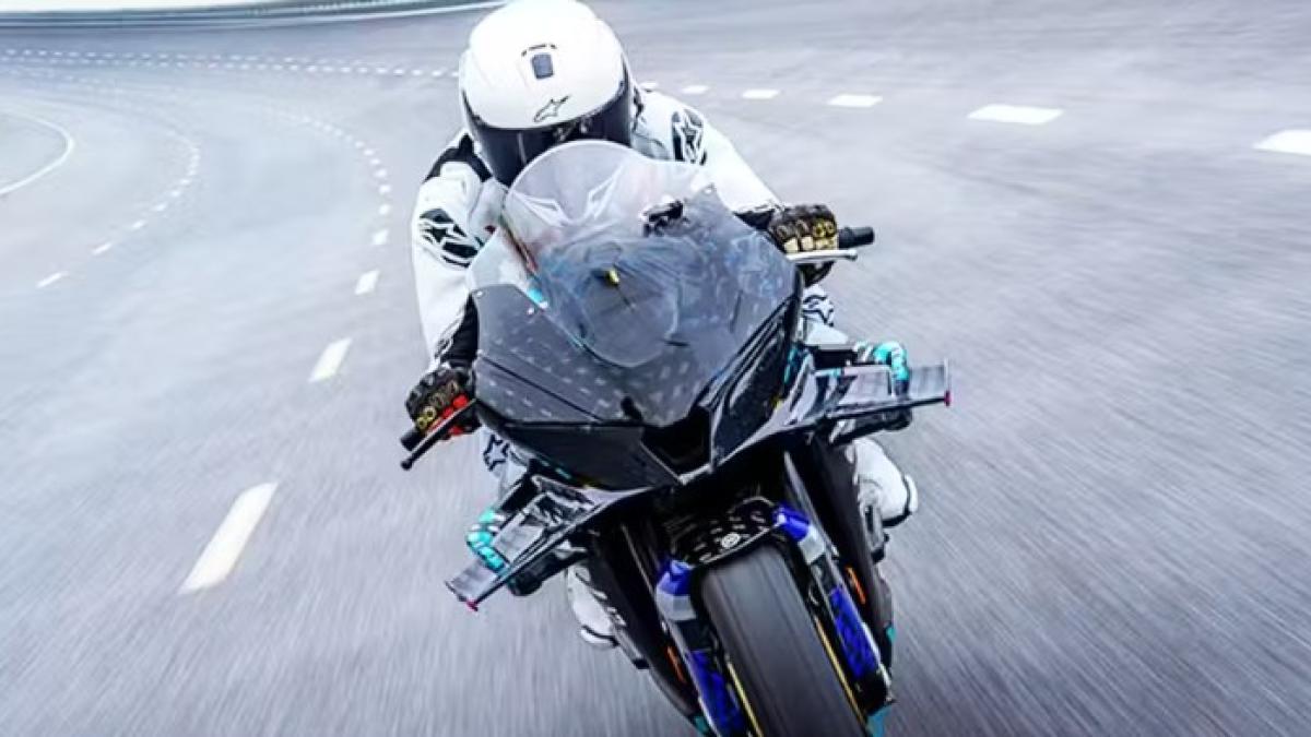 China también sabe hacer motos hiperdeportivas muy rápidas: la CFMoto V4 SR-RR alcanza los 316 km/h