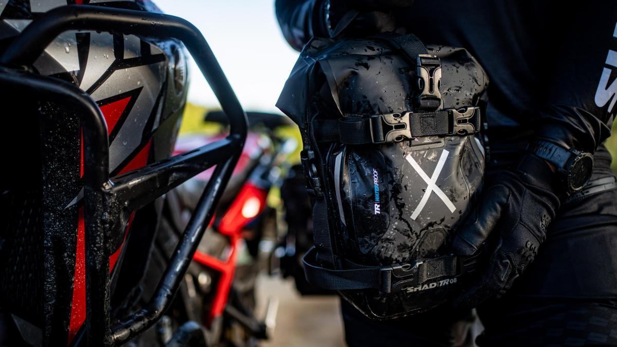El combo perfecto para tu moto trail: la nueva bolsa de Shad que multiplica tu espacio de equipaje mientras añade un escudo extra a las defensas