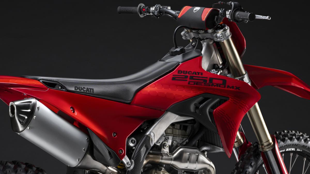Llega la moto de cross ultraligera de Ducati que gira a 15.000 vueltas, con tecnología de superbike