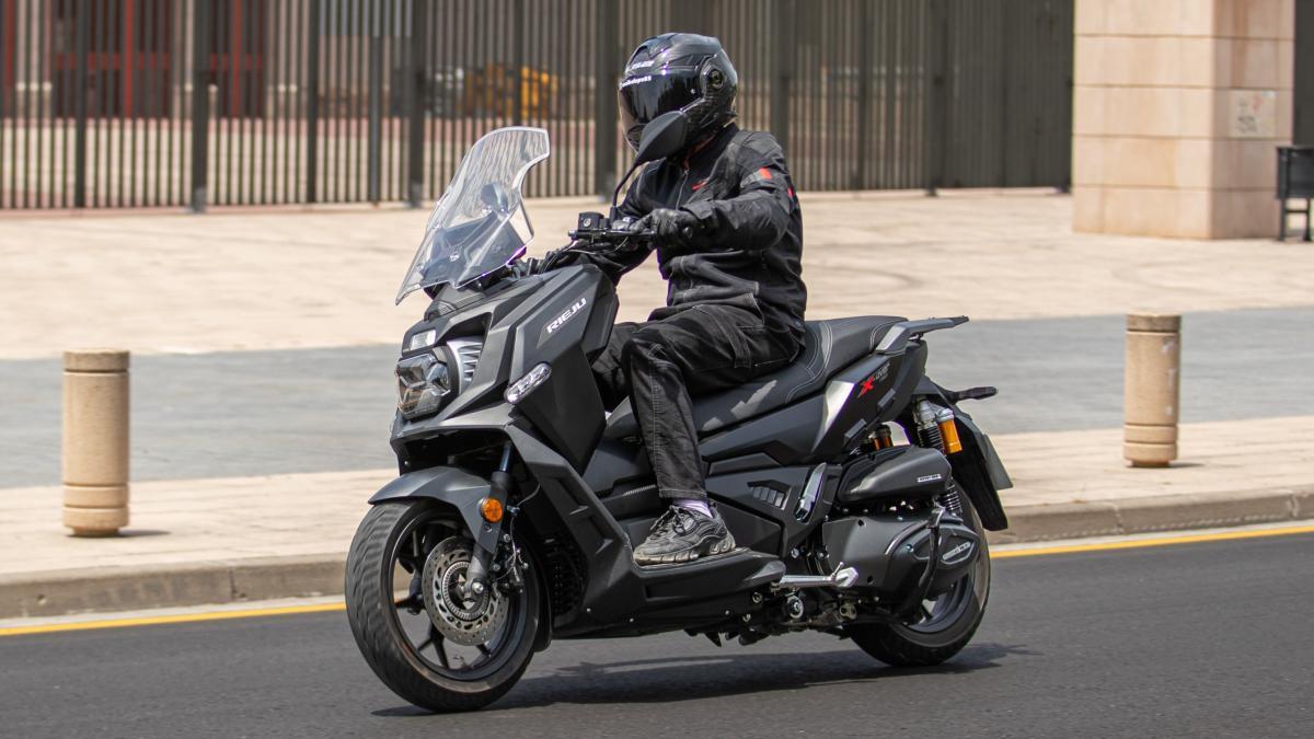 Probamos el Rieju X-OVER 357: scooter, crossover y muy equipado