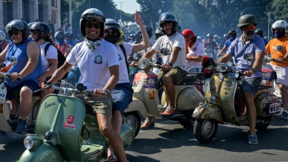 25.000 Vespa toman las calles de Roma para conmemorar el 80º aniversario del scooter más popular del mundo