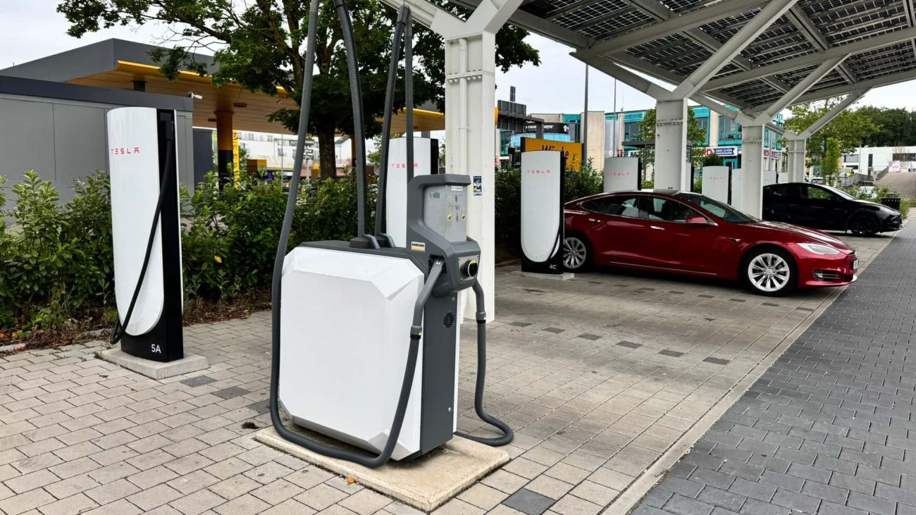 Tesla instala un aspirador en una estación Supercharger, el auténtico 2x1